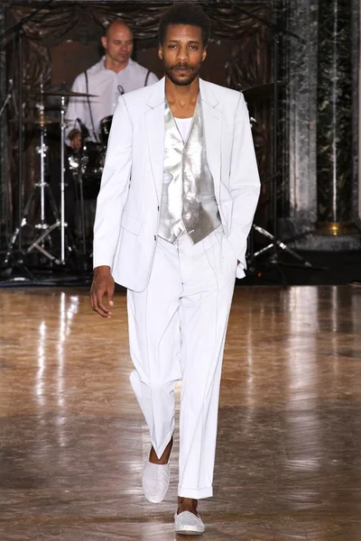Look 16
